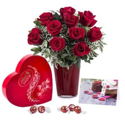 Μπουκέτο σε βάζο με κόκκινα τριανταφυλλα και σοκολατάκια